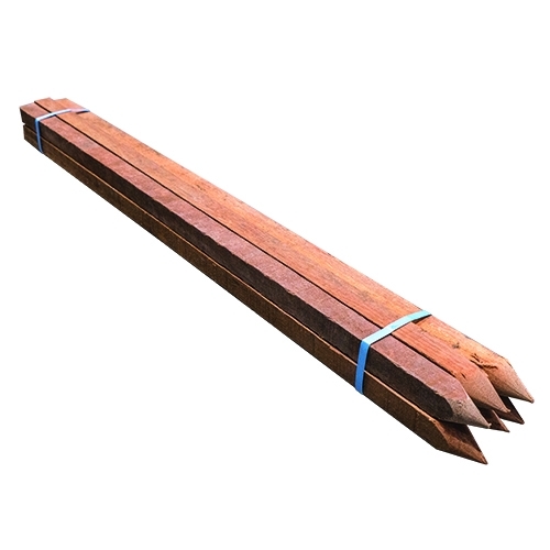 Holzpfähle als Symbol für Stabilität und Sicherheit